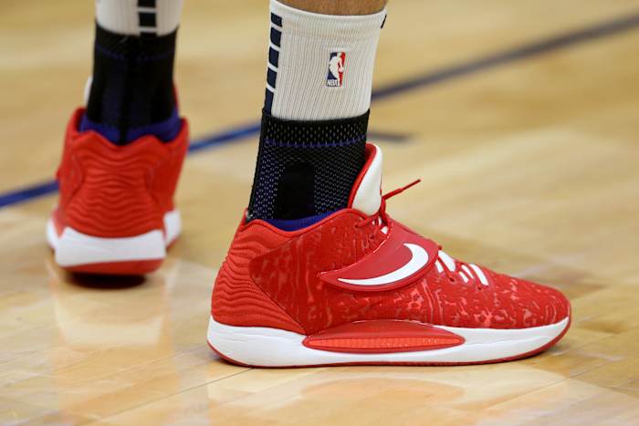 New Orleans Pelicans center Jonas Valanciunas wears the Nike KD 14 sneakers against the San Antonio Spurs on February 12, 2022.